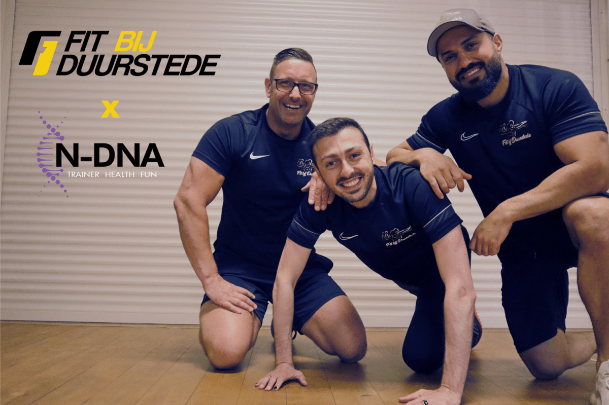 Drie vrolijke trainer collega's waaronder Nidjat. Die samen poseren.
