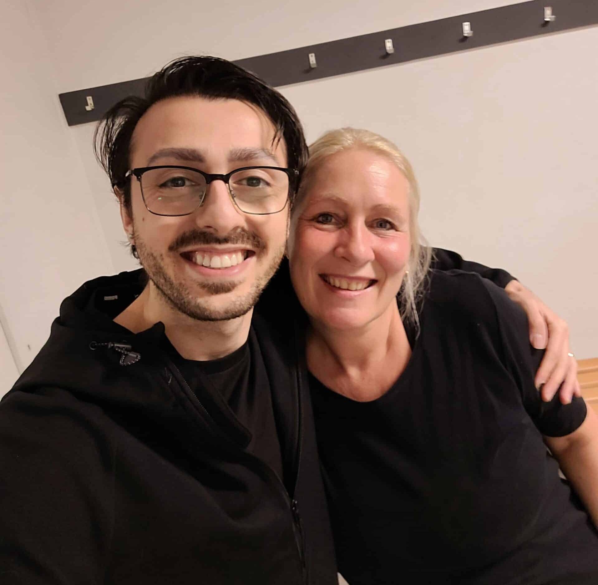 N-DNA Trainer maakt een selfie met een deelneemster.
